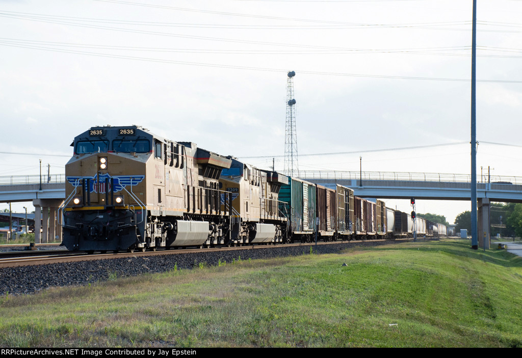 UP 2635 leads a oanifest through Rosenberg